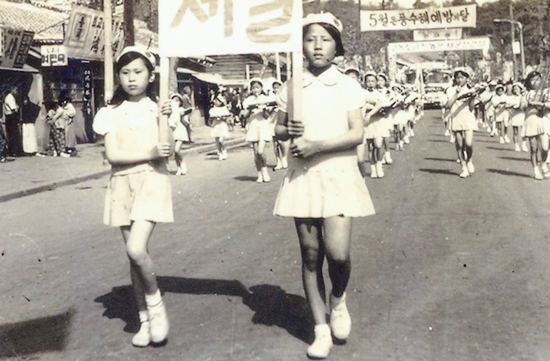 군산시 중앙로를 행진하는 제일초교 고적대(1970년대)
