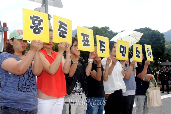  친환경무상급식지키기 경남운동본부가 1일 오전 경남도청 정문 쪽에서 '무상급식 원상회복을 위한 홍준표 지사 주민소환 추진 기자회견'을 열었다.