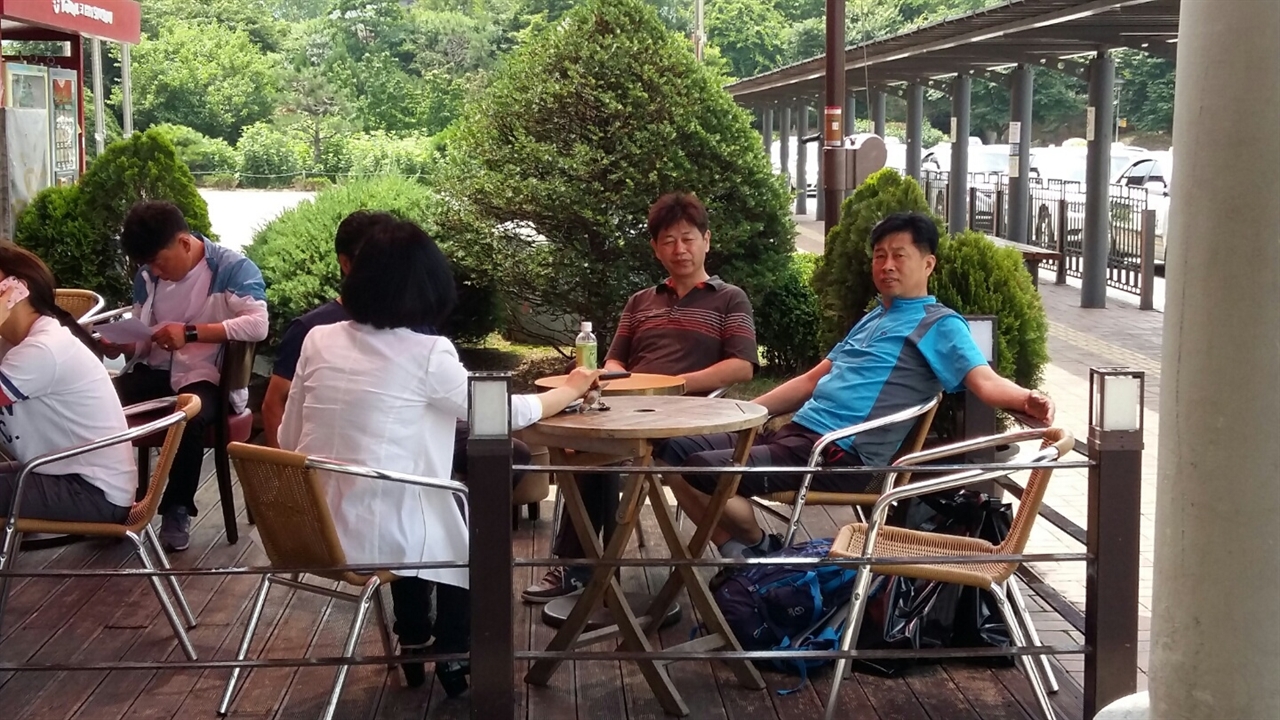  풍성한 전주 막걸리와 가맥이라는 독특한 전주의 술문화, 콩나물 해장국집에서는 덤으로 풍성한 인심까지 덤으로 선물받았으며 승광재에서 마지막 황손 이석(75, 전주시 풍남동)님과 함께한 시간까지 고향친구들과 흐뭇한 마음으로 헤어질 수 있었다.