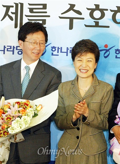 지난 2005년 10월 27일 박근혜 한나라당 대표가 10.26 재선거 당선자인 유승민(대구 동을) 당선자에게 꽃다발을 전달하며 축하하고 있다.