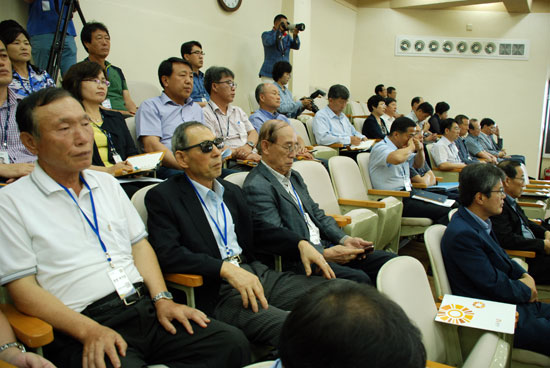 한국전쟁직후민간인희생자 곽정근 공주유족회장과 회원들이 방청하고 있다.