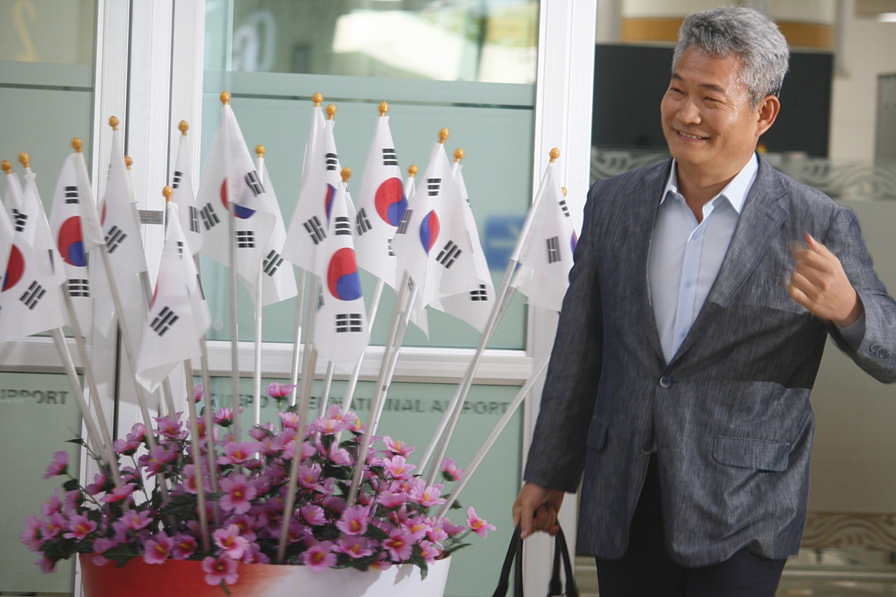 송영길 전 인천시장이 1일 오후 3시, 김포공항을 통해 입국하고 있는 모습