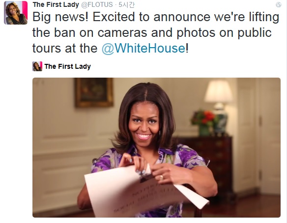백악관의 '사진촬영 금지' 안내표지를 찢는 미셸 오바마 여사의 동영상 갈무리.