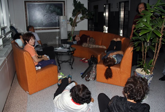 1일 밤 11시. 주민들이 대전시청 14층 복도 바닥에 누워 있다. 