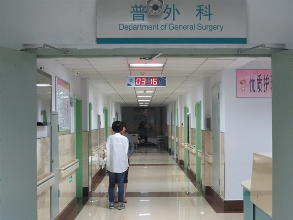 지난 1일 중국 지린성 지안에서 버스 추락사고를 당한 한국 지방자치단체 공무원 환자들이 입원한 병실 입구.