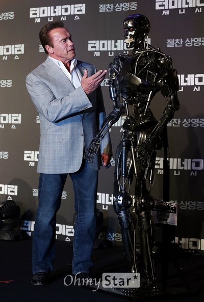 '터미네이터 제니시스' 아놀드 슈왈제네거, 'T-800 포즈취하자!'   배우 아놀드 슈왈제네거가 2일 오전 서울 논현동의 한 호텔에서 열린 영화<터미네이터 제니시스> 내한 기자회견에서 포토타임을 갖고 있다.