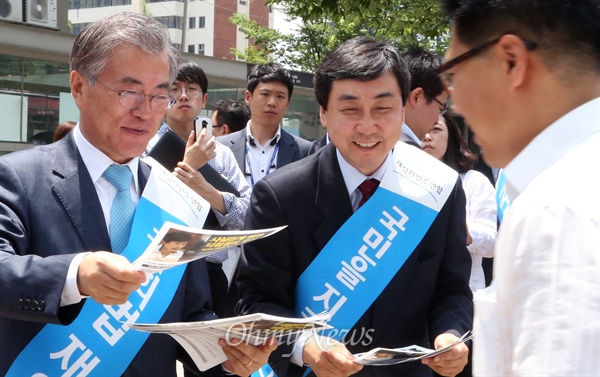 새정치민주연합 문재인 대표와 이종걸 원내대표가 2일 오후 서울 영등포구 여의도역에서 열린 국회법 재의 표결 촉구 캠페인에 나란히 참석해 시민들에게 전단지를 나눠주고 있다.