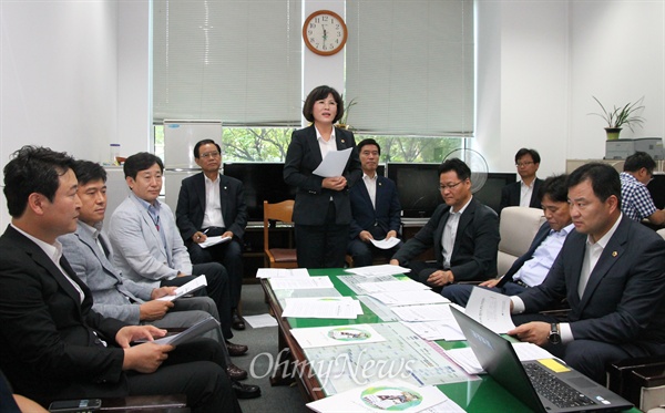 대전시의회 김인식(가운데) 의장을 비롯한 부의장, 상임위원장들이 제7대 의회 개원 1주년을 맞아 2일 오전 대전시의회 기자실에서 기자회견을 하고 있다.