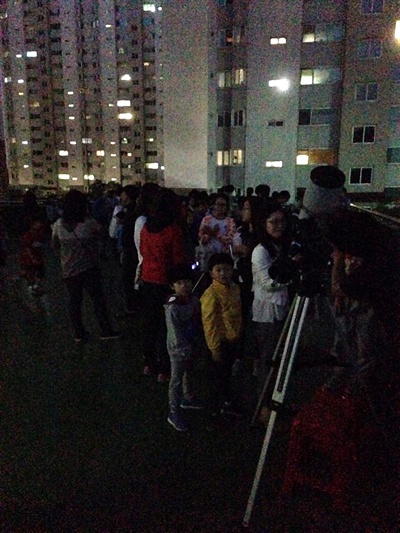 심재철씨가 서울 성북구 한 아파트 단지 주변에서 천체 관측 행사를 진행하고 있다. 