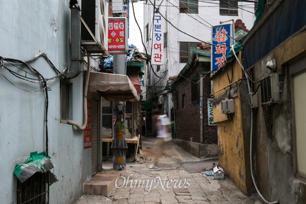 서울 종로구 옛 서대문형무소 자리 건너편에 자리잡은 '옥바라지 여관 골목'. 서울시는 최근 이곳에 대해 철거유예 조치를 내렸다.