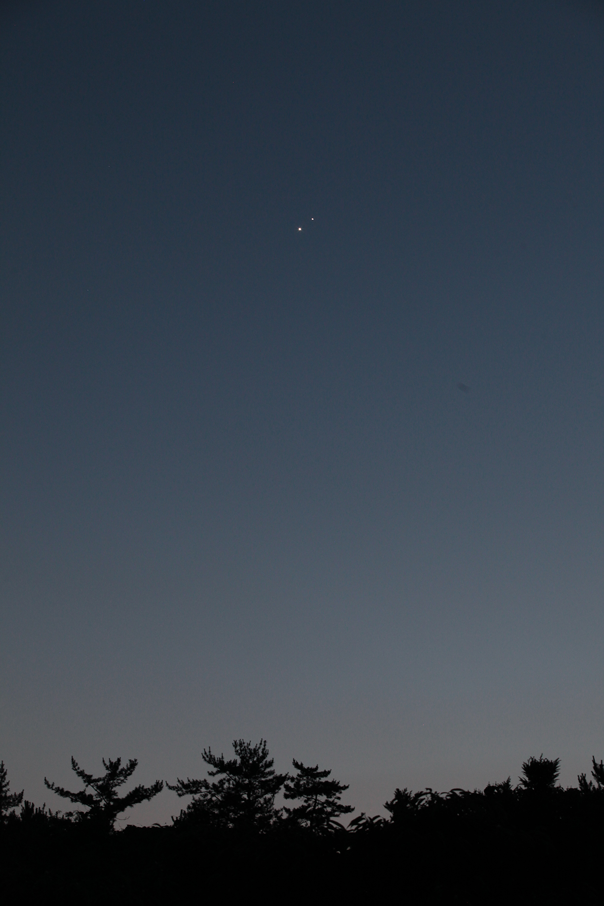 저녁 8시 27분, 국립고흥청소년우주체험센터에서 바라 본 서쪽하늘 모습. 금성과 목성이 사이좋게 마주하고 있다.