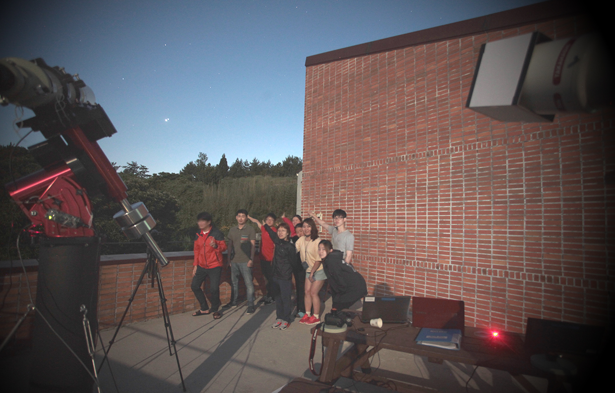 금성과 목성이 지기 전, 관측활동에 참가한 국립고흥청소년우주체험센터 직원과 실습생(경희대학교 우주과학과)이 금성과 목성을 가리키며 기념촬영을 하고 있다.