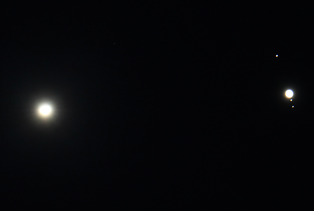 거대행성 목성의 위성들이 줄지어 있다. 위에서부터 가니메데, 이오, 칼리스토.