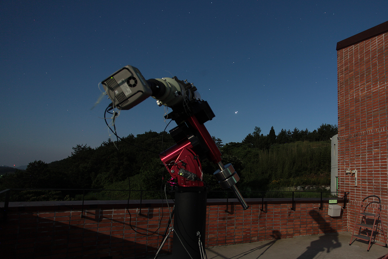 저녁 8시 58분, 국립고흥청소년우주체험센터에서 바라 본 서쪽하늘 모습. 금성과 목성이 사이좋게 마주보며 서서히 지고 있다.