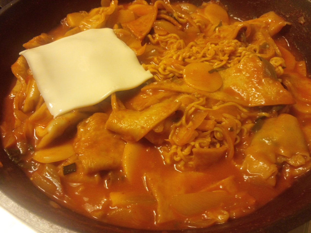 떡볶이 떡국떡과 어묵, 라면으로 만든 떡볶이