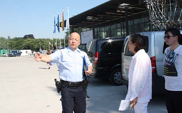 독일 경찰 관계자를 상대로 본에 사는 파독 간호사 출신 김현진씨가 홍보부스 설치 문제를 협의하고 있다. 뒤로는 제39회 유네스코 산업유산위원회 회의가 열리는 독일 본 국제컨퍼런스센터의 모습.