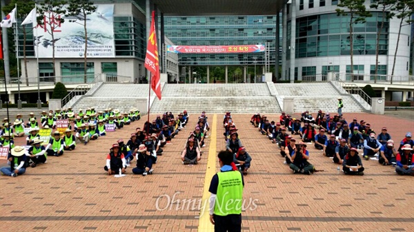  민주노총(경남)일반노동조합 사천시공무직지회는 23일부터 파업에 들어갔고 오는 25일 사천시청 앞에서 집회를 벌인다. 사진은 지난 7월 노동실천단이 사천시청 앞에서 '임단투 승리 결의대회'를 열었을 때 모습.