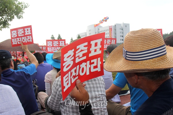 경남도청이 폐업한 진주의료원을 리모델링해 '경남도청 서부청사'로 활용하기로 하고 3일 오후 기공식을 열자, 경상남도진주의료원 주민투표운동본부는 이날 진주의료원 앞에서  '공공의료 확충, 진주의료원 서부청사 활용 규탄 집회'를 열었다.