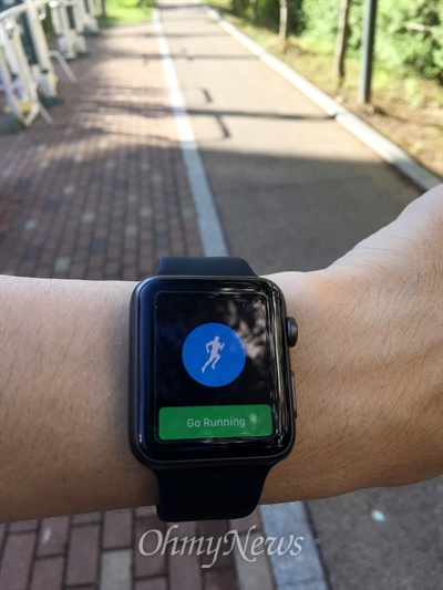첫 달리기에 앞서 애플워치로 운동 앱 '런키퍼'를 불러왔다. 