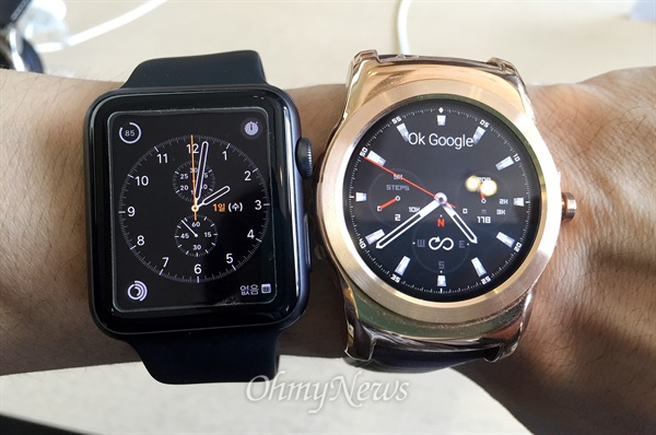 애플워치(왼쪽)와 LG 워치 어베인. 둥근 액정화면을 사용한 어베인이 기존 아날로그시계 형태에 더 가깝다.