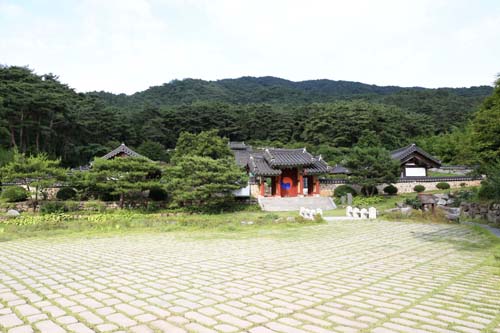  고봉서원 전경. 광주광역시 광산구 광산동 백우산 자락에 자리하고 있다.