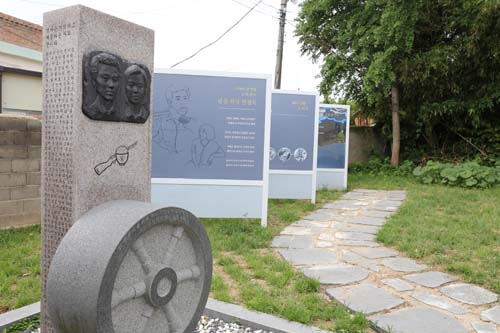  윤상원과 박기순의 얼굴이 새겨진 기념비. 윤상원 열사의 생가에 설치돼 있다.