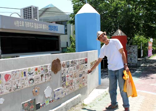  전성은 선생이 교장으로 일했던 샛별초등학교 정문 담벼락에는 이 학교 어린이들의 꿈이 빼곡히 적혀 있다. "책 읽는 주부" "나의 미래에는 세무소에 다니고 있다" "화학자" "아프리카TV에서 일하는 사람" 등 다양했다.  