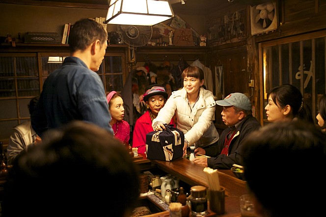 영화 <심야식당>의 한 장면. 가운데 보이는 두 사람이 스트리퍼와 게이 캐릭터다. 