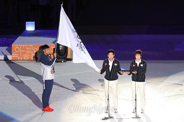  육상 김국영(왼쪽)과 유도 김성연이 3일 오후 광주 서구 광주유니버시아드주경기장에서 열린 '제28회 2015 광주 하계 유니버시아드대회 개막식'에서 선수단 대표 선서를 하고 있다.