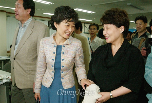 지난 2005년 4월 30일 저녁 박근혜 한나라당 대표가 당사에 마련된 재보궐선거 종합상황실을 나서며 전여옥 대변인에게 "수고했다"고 치하하고 있다.