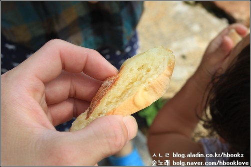 마을 빨래터에서 한창 물이끼 걷어내는 사이, 곁님이 스텐냄비로 빵을 구워서 샛밥으로 가져다줍니다.