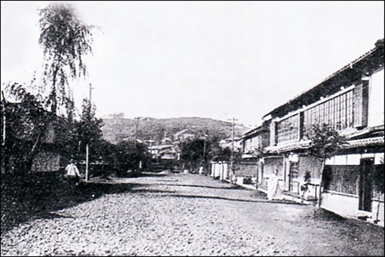  1920년대 군산부 산수정 유곽 거리.
