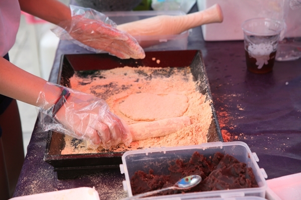 찹쌀을 밀고 그 안에 팥 앙금을 넣는 덕만들기도 있다