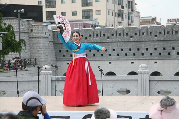 지동교 문화공연에는 다양한 공연을 즐길 수 있다