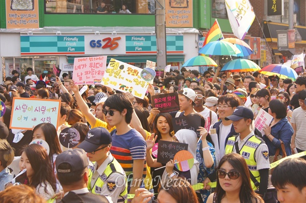 지난해 7월 5일 오후 대구백화점 앞에서 열린 대구퀴어문화축제 참가자들이 경찰의 보호를 받으며 거리행진을 하고 있다.