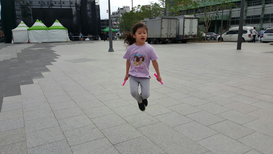 줄넘기 하는 순간을 포착했다. 흡사 공중부양하는 모습처럼 보인다.