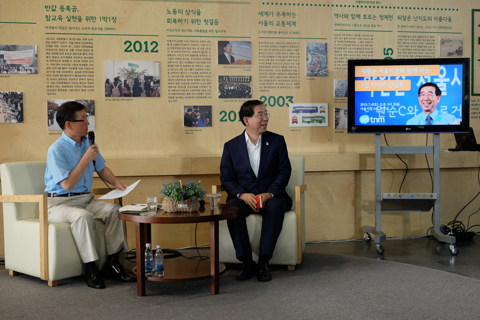 박원순 시장이 사회자 정운현과 함께 1인미디어 간담회에서 질의응답 시간을 갖고 있다.
