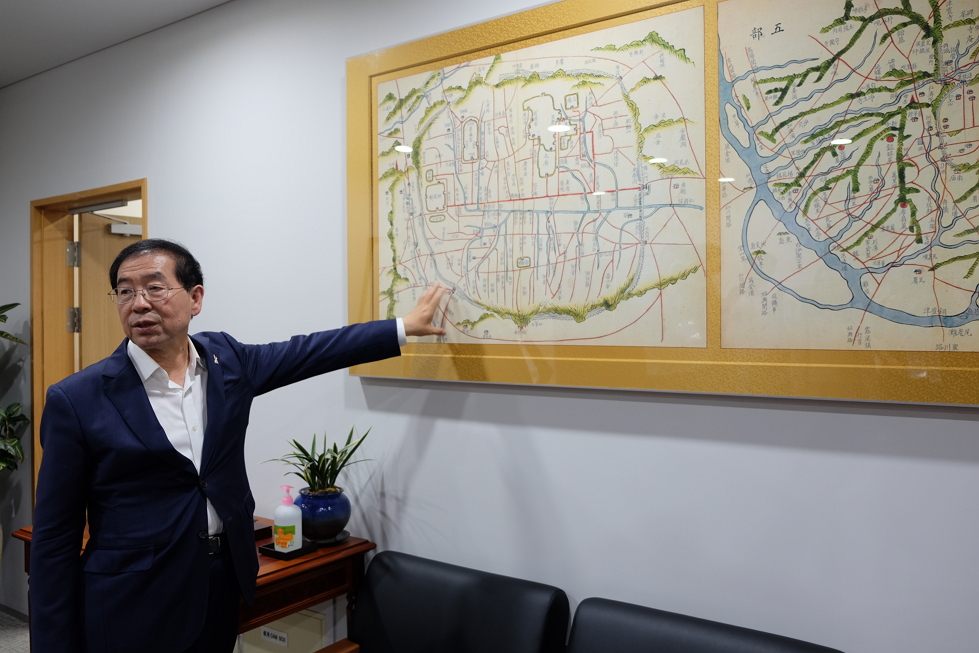 박원순 시장이 4대문 지도를 보며 1인미디어 간담회 참석자들에게 설명을 하고 있다.