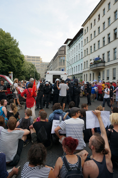 경찰이 그리스 연대시위 참가자를 연행하자 바로 연좌시위를 벌이는 시민들
