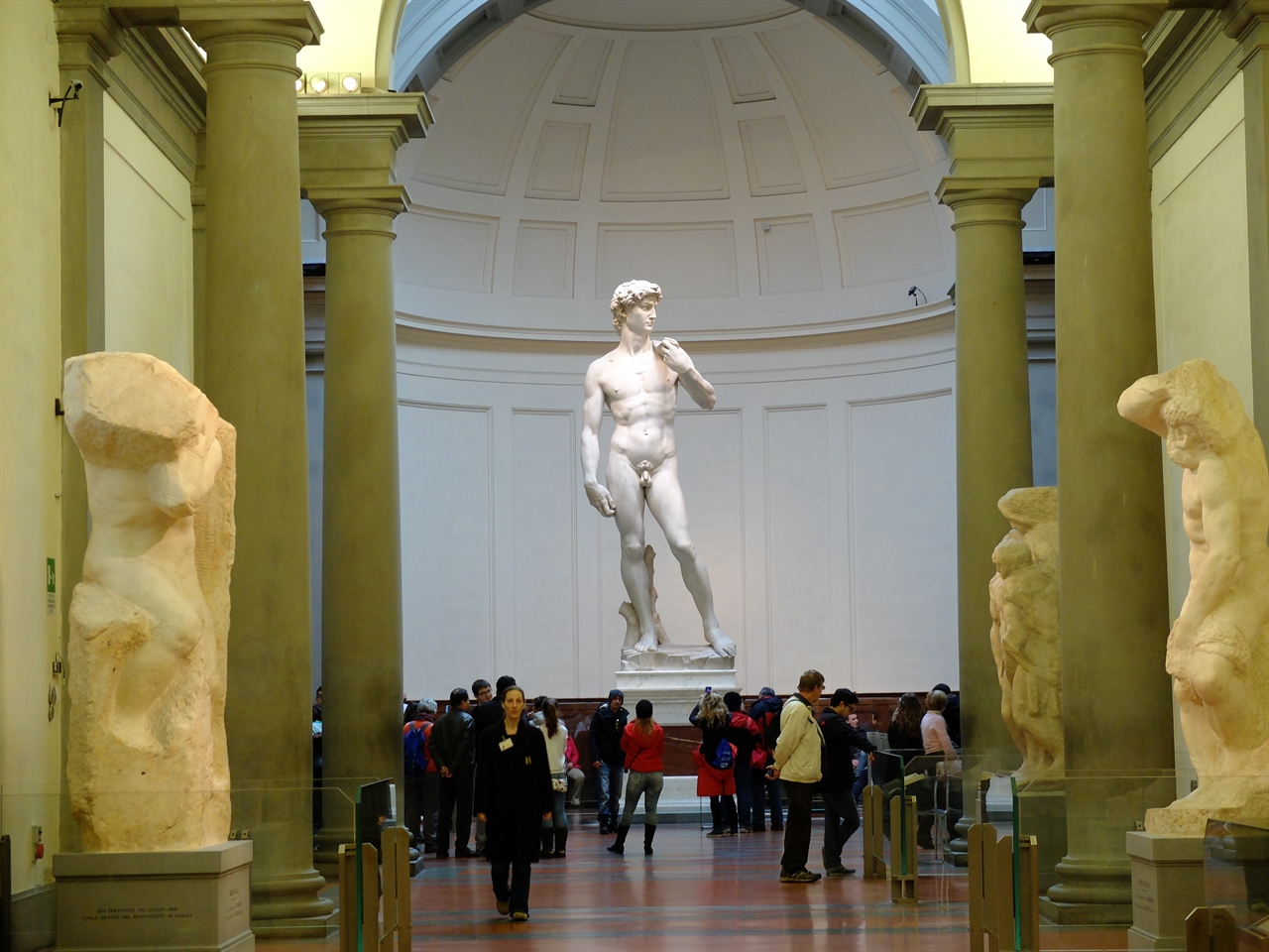 미켈란젤로, '다비드', 피렌체 아카데미아 미술관. 원래 시뇨리아광장의 '베키오 궁전' 앞에 있던 것을 작품 훼손을 막기 위해 이곳 '아카데미아 미술관'으로 옮겨놓은 것입니다. 