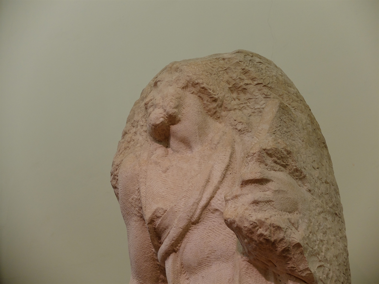 미켈란젤로 '성 마태오 상'(부분), 피렌체 아카데미아 미술관. 미켈란젤로가 남긴 수많은 조각도의 흔적이 보입니다. 