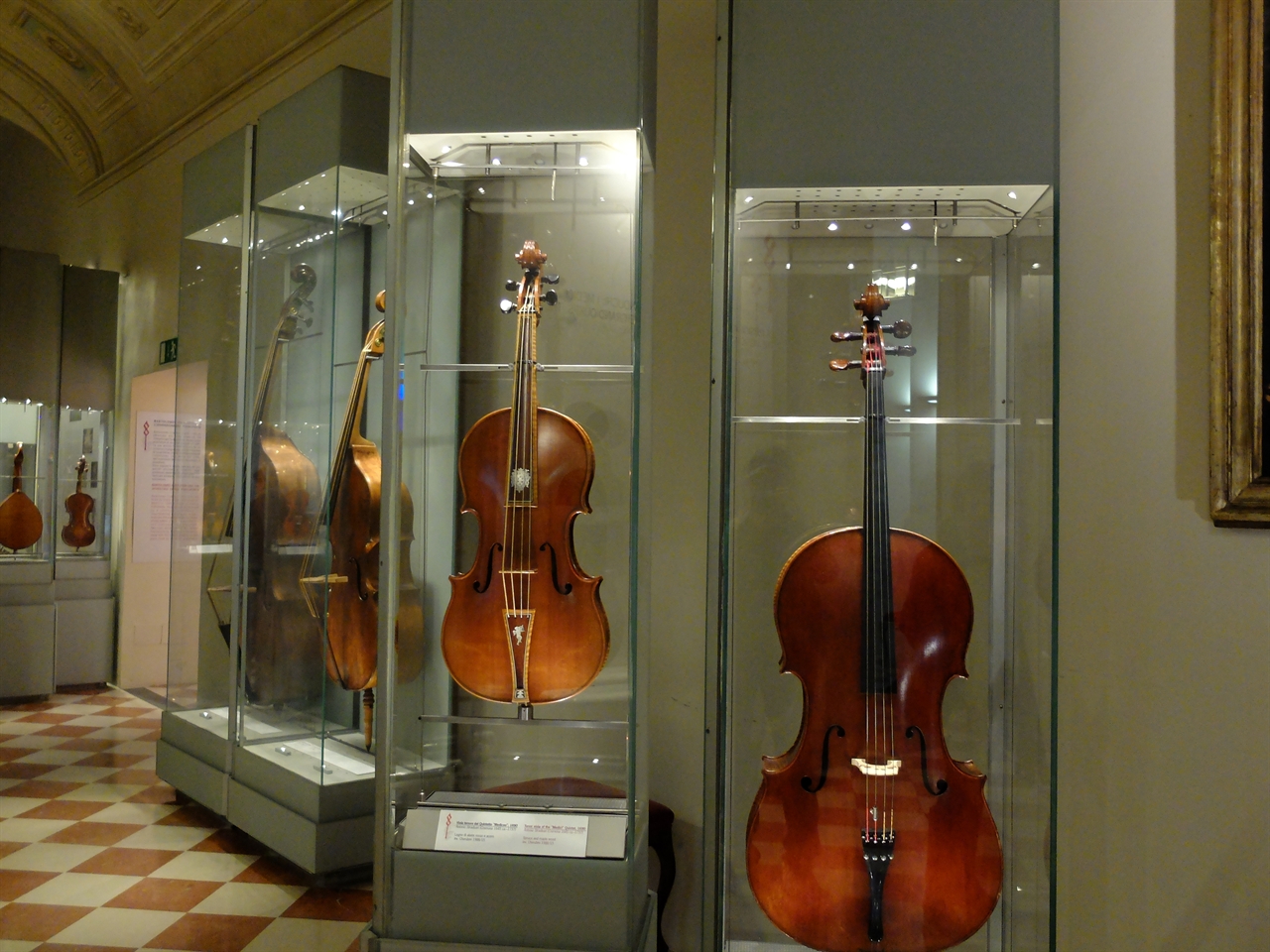 특이하게 '아카데이마 미술관'에 근대 바이올린의 원형을 완성했다고 평가받는 스트라디바리우스의 바이올린들을 전시한 공간이 있었습니다.  