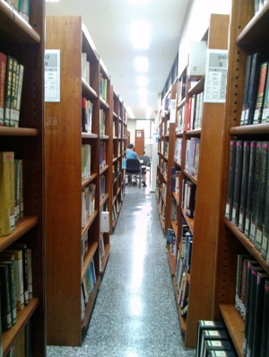 중앙도서관 2층 인문과학자료실에서 한 학생이 공부를 하고 있다.