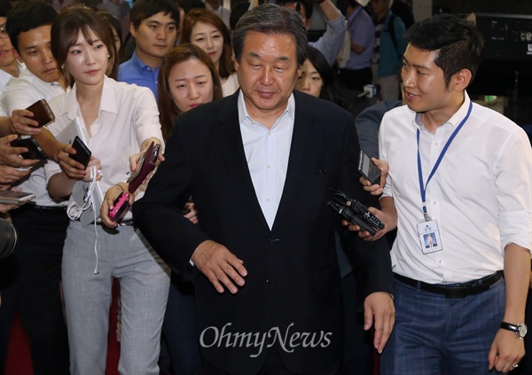 새누리당 김무성 대표가 7일 비공개 의원총회에 참석하며 취재진의 질문을 받고 있다.