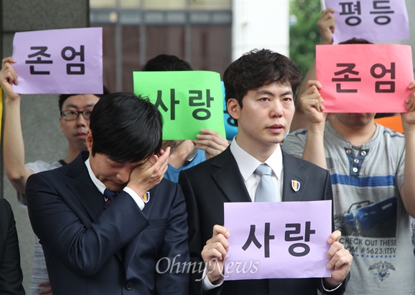 김조광수·김승환 커플 "동성애자에 대한 근거 없는 차별말라"  국내 동성커플 최초로 공개 결혼식을 올린 김조광수 영화감독(왼쪽)과 김승환 레인보우팩토리 대표가 지난 6일 오후 서울 마포구 서울서부지방법원에서 서대문구를 상대로 낸 '가족관계등록공무원의 처분에 대한 불복신청 사건' 첫 심문기일을 마친 뒤 기자회견을 열어 입장을 밝히며 눈물을 흘리고 있다. 이날 김조광수 감독은 "동성애자에 대한 근거 없는 차별을 하지 말아달라"며 "내가 죽기 전에 우리 관계가 정확하게 법적으로 보장되는 그런 세상을 만들어 가는데 모두가 도와달라"고 눈물로 호소했다.