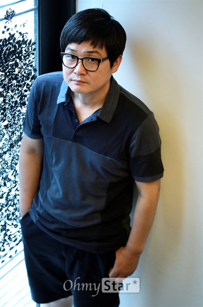   영화<소수의견>의 김성제 감독이 25일 오후 서울 삼청동의 한카페에서 포즈를 취하고 있다.