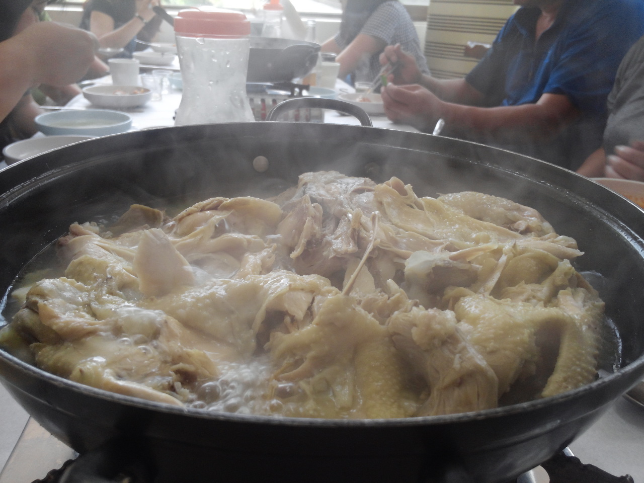 가마솥 백숙 둘째날, 장작을 패서 가마솥에 백숙을 끓여주는 집에서 점심으로 몸보신.