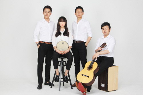맨 왼쪽부터 퍼커션 윤민구, 피아노 우예솜, 보컬 안갑성, 기타 김진택