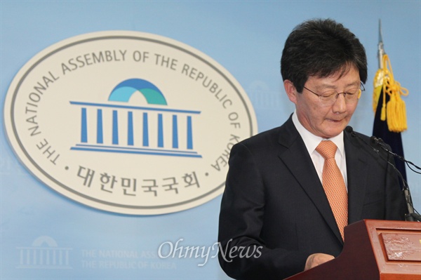 유승민 새누리당 원내대표가 8일 오후 서울 여의도 국회 정론관에서 기자회견을 열어 거취 관련 입장을 발표하고 있다.
이날 유 원내대표는 "오늘 새누리당 의원총회 뜻을 받아들어 원내대표직에서 물러난다"며 "임기를 못 채우고 물러나면서 아쉬움이 있다"고 입장을 표명했다.