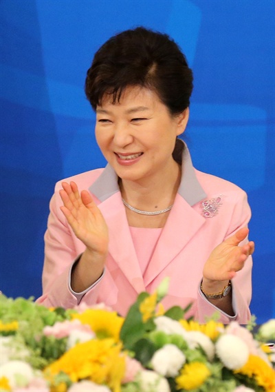 박근혜 대통령이 8일 청와대에서 열린 전국 시장·군수·구청장과의 오찬에서 손뼉을 치고 있다.